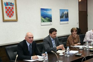 Zagreb, 1. ožujka 2012. - Jasmin Krizmanić, pomoćnik ministra sa suradnicima u Ministarstvu pomorstva, prometa i infrastruture